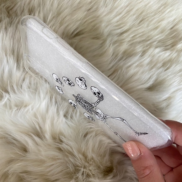 NWT - clear iPhone cases skeleton juggling heads - Picture 3 of 6